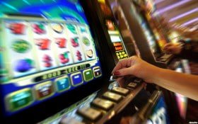 Aplikasi mobile ulti88 dengan tampilan dashboard kasino live dan taruhan sepak bola Liga 1